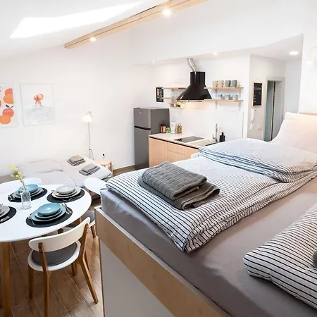 Nautilus, Nearby Svetilnik