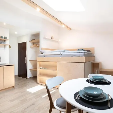 Nautilus, Nearby Svetilnik Izola