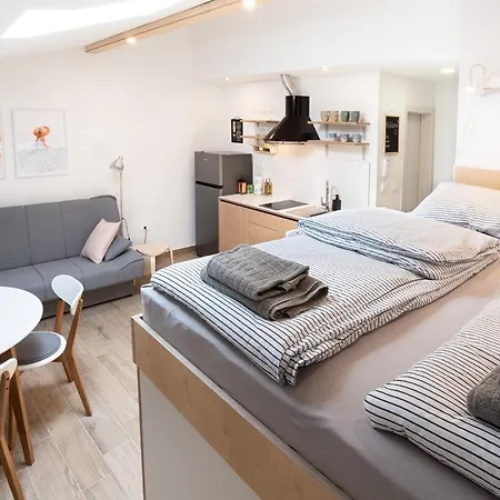 Nautilus, Nearby Svetilnik *