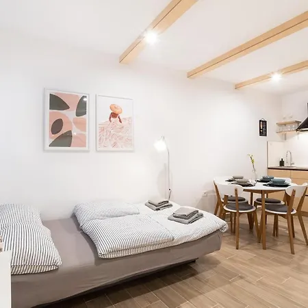 Nautilus, Nearby Svetilnik * Izola