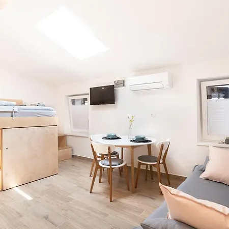 Nautilus, Nearby Svetilnik Izola