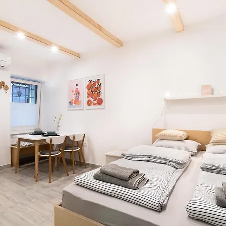 Nautilus, Nearby Svetilnik Διαμέρισμα