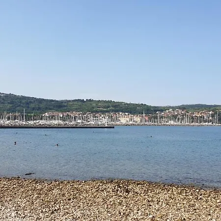 Nautilus, Nearby Svetilnik Изола
