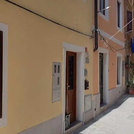 Nautilus, Nearby Svetilnik *