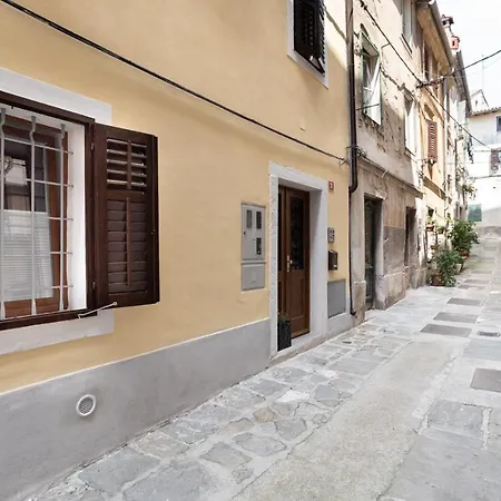 Διαμέρισμα Nautilus, Nearby Svetilnik *