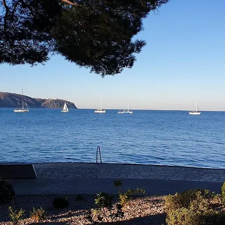 Nautilus, Nearby Svetilnik