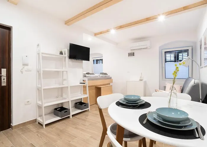 Nautilus, Nearby Svetilnik