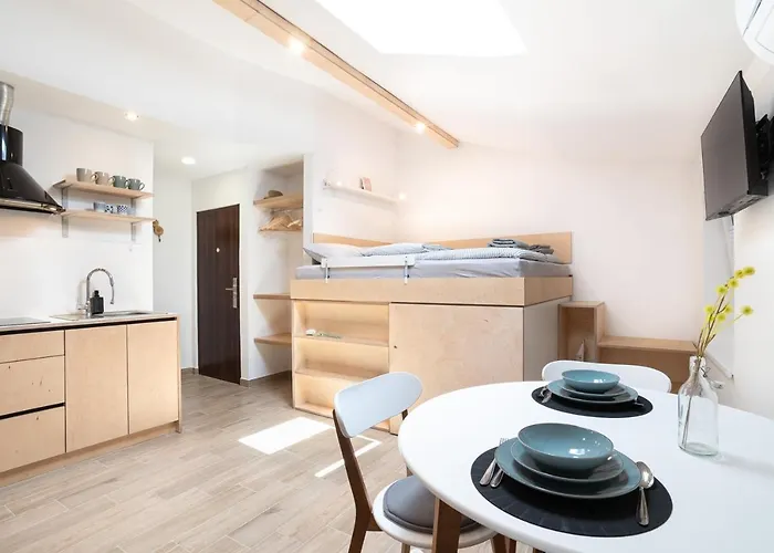 Nautilus, Nearby Svetilnik Izola