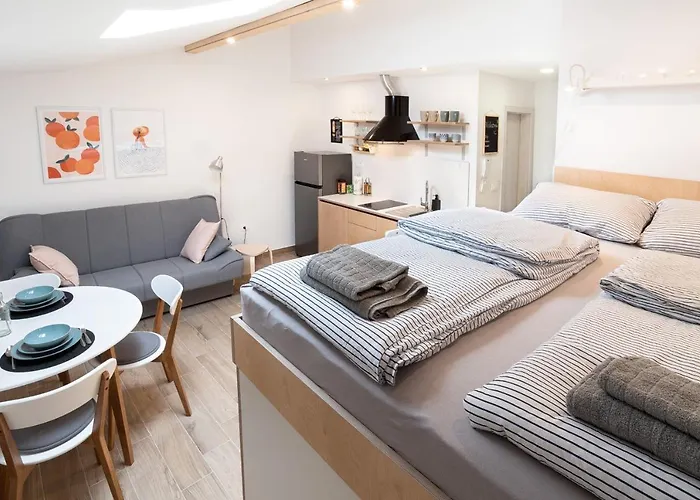 Nautilus, Nearby Svetilnik *