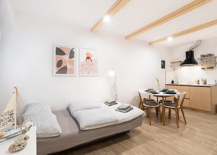 Nautilus, Nearby Svetilnik * Izola