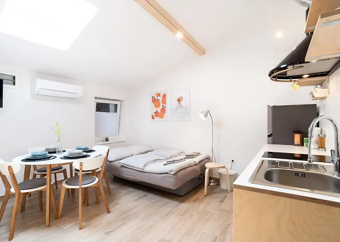 Nautilus, Nearby Svetilnik Izola