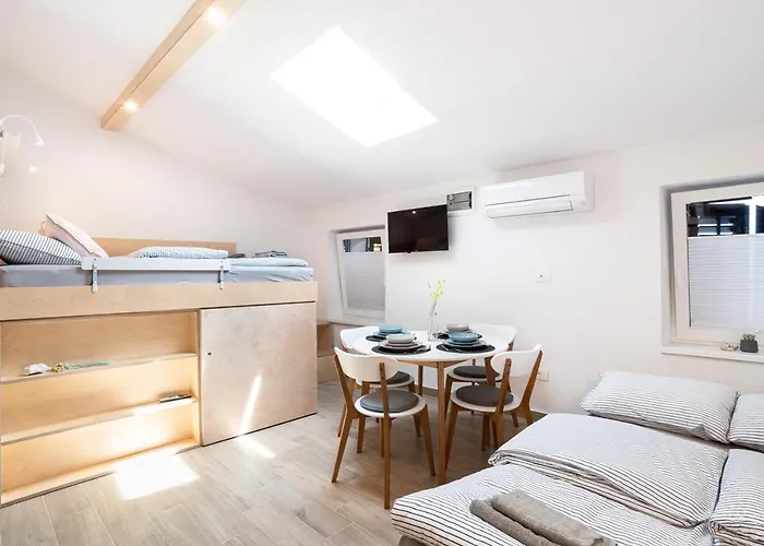 Nautilus, Nearby Svetilnik