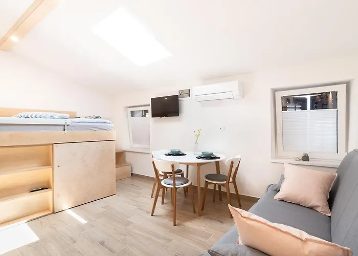 Nautilus, Nearby Svetilnik Izola