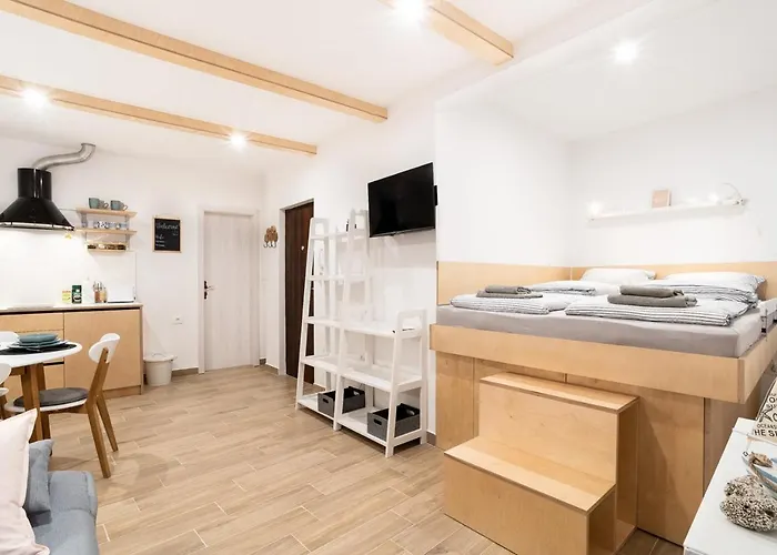 Nautilus, Nearby Svetilnik *