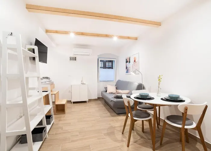 Nautilus, Nearby Svetilnik *