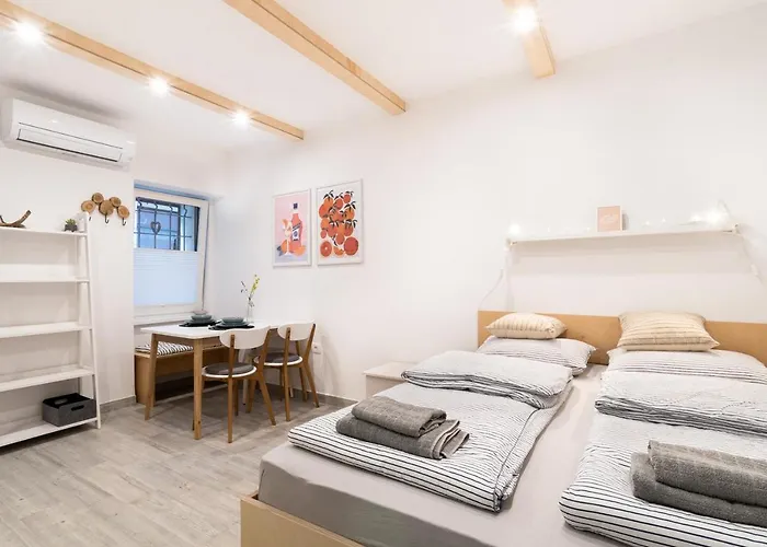 Nautilus, Nearby Svetilnik Appartement