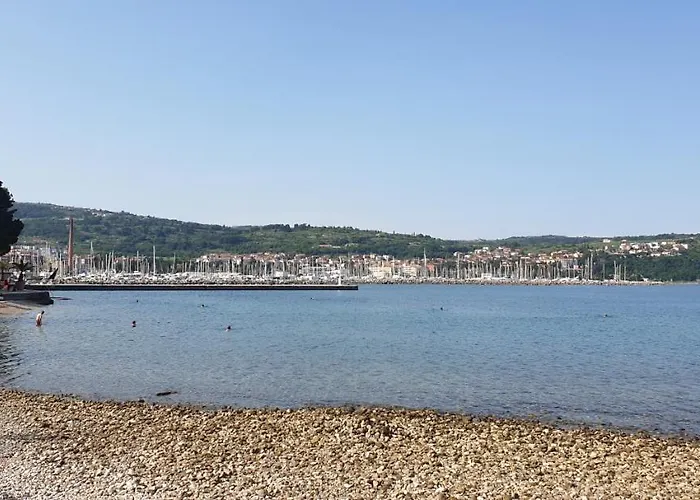 Nautilus, Nearby Svetilnik Izola