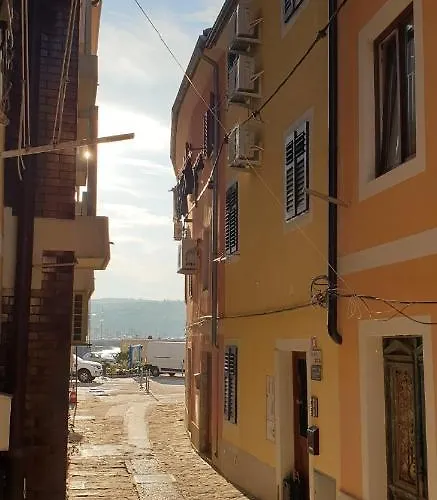 Nautilus, Nearby Svetilnik Izola