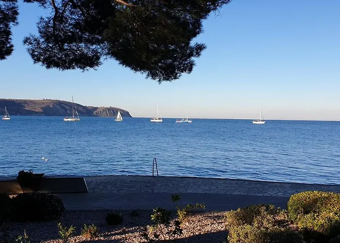 Nautilus, Nearby Svetilnik